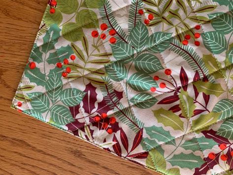 Simple-to-Sew Holiday Placemats – Craft Picnic Christmas Placemats Pattern Free, Craft Picnic, Diy Placemats Fabric, Placemat Sewing, Easy Placemats, Holiday Placemats, Quilted Placemat Patterns, Square Placemats, Sewing Christmas Gifts