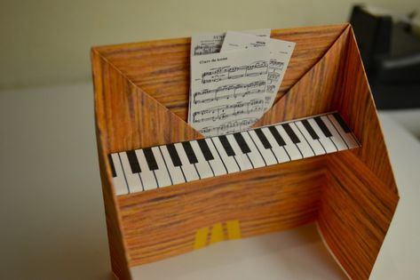 Piano origami! Too cute!!! Origami Doll, Piano Crafts, Music Instruments Diy, Piano Gifts, Making Musical Instruments, Diy Instruments, Book Folding Patterns, Origami Animals, Piano Tutorial