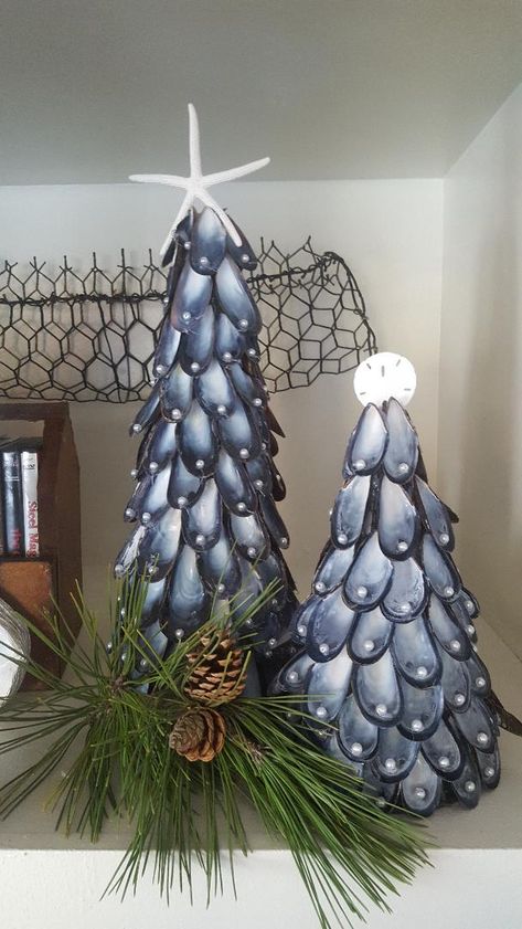 Mussel Shell Christmas tree Mussels Shell Art, Mussel Christmas Tree, Mussels Shell Crafts, Mussel Shell Christmas Ornaments, Mussel Shells Crafts, Mussel Shell Christmas Tree, Mussel Artwork, Mussel Shell Crafts Diy, Mussel Crafts