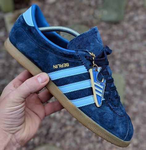 Nice pic of Adidas Berlin and Berlin keyring... Adidas Berlin, Berlin Outfit, Adidas Og, Football Casuals, Adidas Retro, Adidas Shoes Mens, Nice Pic, Casual Lifestyle, Adidas Original