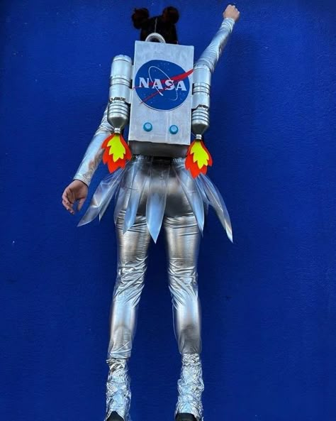 Spaceship Costume Diy, Astraunaut Costume, Nasa Astronaut Costume, Halloween Astronaut Costume, Outer Space Costumes, Diy Space Costume, Astronaut Costume Women, Astronaut Costume Diy, Boys Astronaut Costume