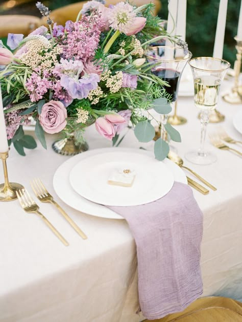 Pink Peach Lavender Wedding, Lilac Wedding Table Decor, Lilac And Dusty Blue Wedding, Purple Wedding Table Settings, Dusty Lilac Wedding, Wedding Reception Table Setting Ideas, Wine Wedding Theme, Lilac Wedding Colors, Purple Wedding Tables