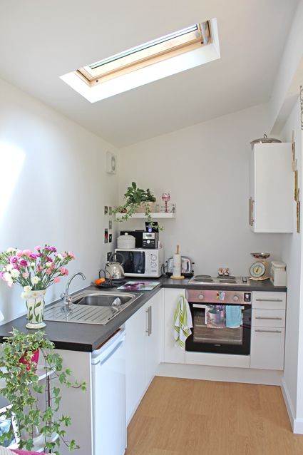 A cute corner kitchen in our Granny Annexe in Worthing. Plants and flowers brighten up the space. www.grannyannexe.com Kitchen Corner Storage, Modern Kitchen Set, Small Modern Kitchen Design, Small Modern Kitchens, Desain Pantry, Kabinet Dapur, Kitchen Corner, Small Space Kitchen, Mini Kitchen