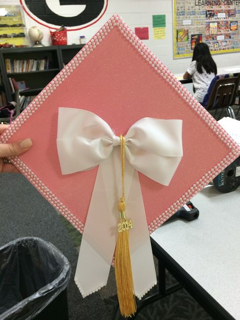 Graduation cap Cute Cap Designs, Caps And Gowns Decoration, Grad Caps With Bows, Pearl Cap Graduation, Esthetician Grad Cap, Graduation Cap Designs With Pearls, Pink Cap For Graduation, Graduation Cap Ideas Simple, Simple Graduation Cap Ideas College