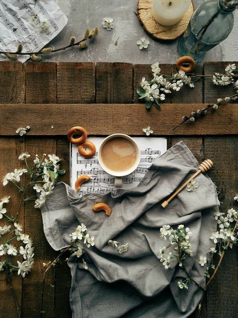 Home Made Chai, Coffee Shop Night, Coffee Photography Aesthetic, Home Made Ice Tea, Spring Flatlay, Flatlays Photography, Autumn Flatlay, Cozy Watercolor, Floral Flatlay