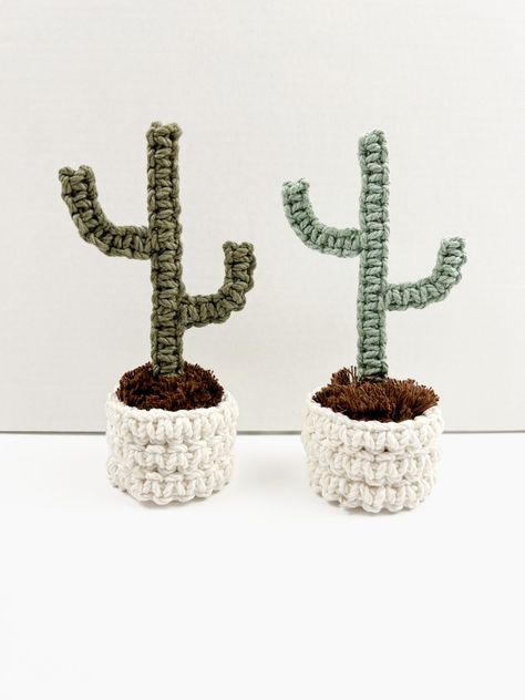 Boho macrame cactus plant Desert Theme Nursery, Boho Desert Decor, Cactus Macrame, Cactus Party Favors, Macrame Flowers, Rusting Wedding, Boho Desert, Desert Decor, Fiber Sculpture