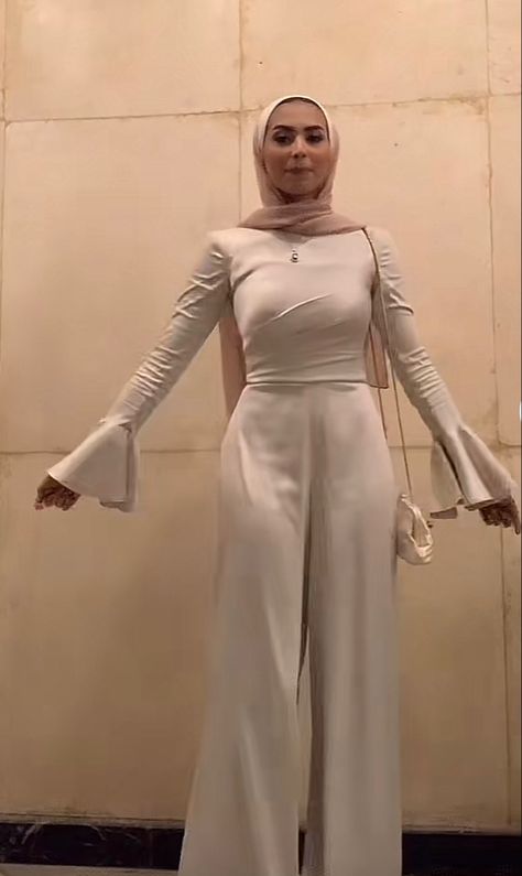 Jumpsuit For Hijab Soiree, Graduation Jumpsuit Hijab, Simple Jumpsuit Soiree, Swareh Dresses Hijab, Photoday Graduation Outfit, Jumpsuits For Hijab Women, Jumpsuit Outfit For Hijab, Classic Jumpsuit Classy Hijab, Graduation Dress Hijab Simple