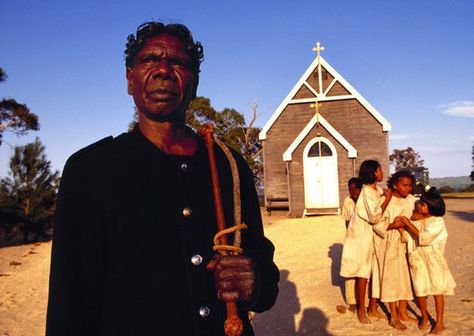 Aboriginal film star David Gulpilil with the girls in RABBIT PROOF FENCE. Rabbit Proof Fence, Paul Hogan, Aboriginal Australia, Crocodile Dundee, Film Technique, Australia History, Aboriginal Culture, John Denver, Aboriginal People