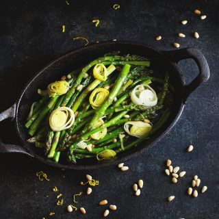 Easy Roasted Leek and Asparagus Salad Anti Histamine Diet, Plant Based Lunches, Starch Recipes, Asparagus Salad Recipe, Roasted Leeks, Spring Side Dishes, Banting Diet, Food Bites, Gluten Free Salads