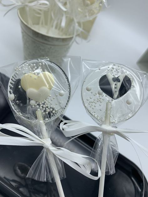 Caramel Decoration, Isomalt Lollipops, How To Make Lollipops, Custom Lollipops, Handmade Lollipops, Homemade Lollipops, Fancy Donuts, Rock Candy Sticks, Hard Candy Recipes