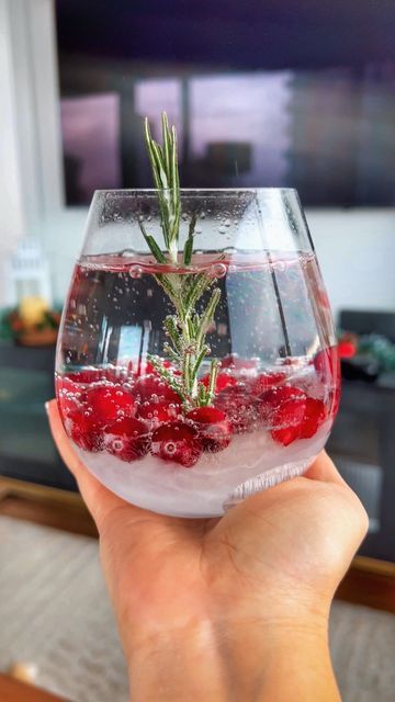 Kirby Ip on Instagram: "This ❄️ VIRAL SNOW GLOBE DRINK ❄️ is legit!! And sooo gorgeous! ❤️ Definitely worth a try especially if you have holiday parties coming up 😉 #viralsnowglobedrink #viral #snowglobe #snowglobedrink" Snow Globe Drink, Snowglobe Drink, Snow Globe Cocktail, Snowglobe Cocktail, January Drinks, Xmas Cocktails, Christmas Content, Girls Brunch, Christmas Drink