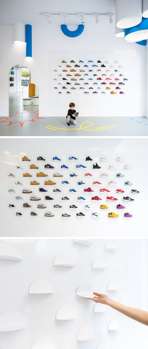 In this modern retail store, magnetic display plates on the walls and movable stands on the floor allow the design and layout to be changed when needed. #ShoeDisplay #ModernRetailStore White Facade, Display Plates, Shoe Store Design, Window Display Retail, Retail Space Design, Visual Merchandising Displays, Retail Store Design, Shoe Display, Retail Interior