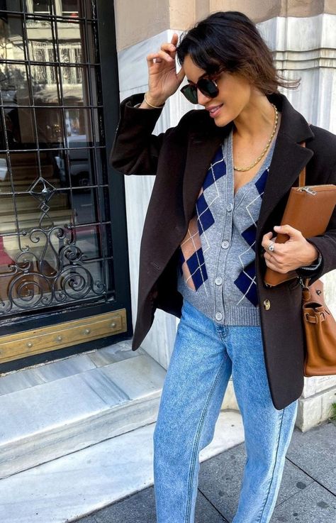 Cardigan Under Blazer, Argyle Cardigan Outfit, Dressing Tips, Checkered Blazer, Argyle Cardigan, Parisian Women, Cardigan Outfit, Outfit Styling, Daily Fashion Inspiration