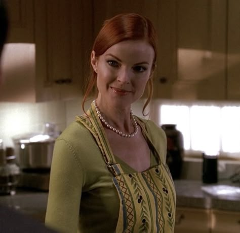 Bree Van De Kamp Outfit, Bree Vandecamp, Desperate Housewives Bree, Angelcore Aesthetic, Marcia Cross, Bree Van De Kamp, Felicity Huffman, Desperate Housewives, Orphan Black