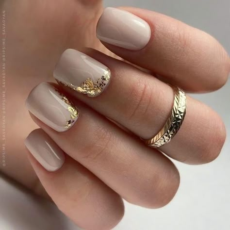 Simple Floral Nail Art, Very Short Nails, Ongles Beiges, Hottest Nail Trends, Gold Gel Nails, Bridesmaids Nails, Unghie Sfumate, Golden Nails, Gold Nail Designs