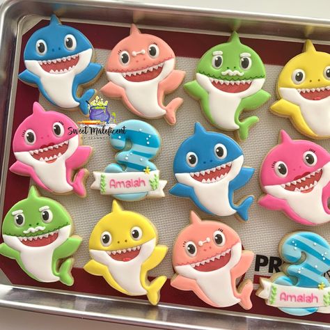 Shark Party Favors, Grandpa Shark, Birthday Sugar Cookies, Shark Birthday Cakes, Shark Themed Party, Mommy Shark, Shark Cookies, Theme Cookies, Shark Themed Birthday Party