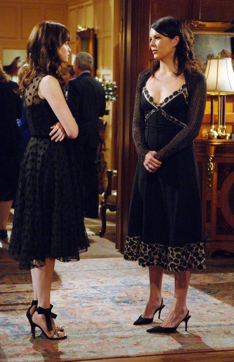 Lorelai Gilmore Outfits, Lorelai Gilmore Style, Gilmore Fashion, Gilmore Outfits, Cotillion Dresses, Rory Gilmore Style, Lorelei Gilmore, Gilmore Girls Fashion, Gilmore Girls Outfits