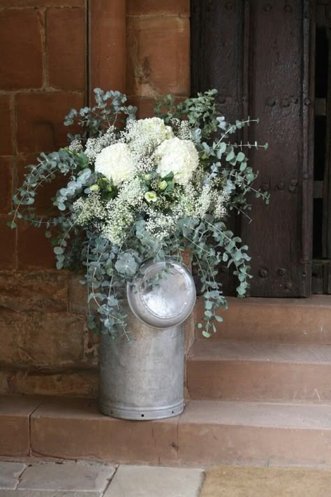 Wedding Church Flowers, Arreglos Ikebana, Church Wedding Flowers, Fresh Wedding Flowers, Deco Champetre, Church Wedding Decorations, Rustic Wedding Flowers, Wedding Church, Church Flowers