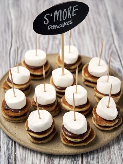 How cute are these S'more pancakes! These mini pancake skewers are made by stacking pancakes, Nutella and marshmallows together. This fun breakfast idea is easy to make and cute. Get the recipe and see how to make them on www.theworktop.com. || #smores #pancakes #theworktop Pancakes Bar, Mini Pancakes Ideas, Smores Pancakes, Pancake Skewers, Pancakes Nutella, Pancakes Ideas, Pancake Ideas, Fun Pancakes, Pancake Bar