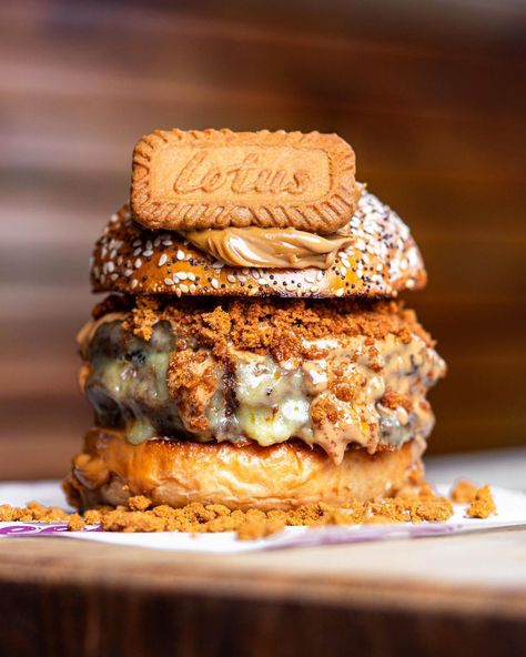 Weird Burger Ideas, Peanut Butter Burger, Unique Burger Recipes, Burger Ideas, Unique Burgers, Lotus Biscuits, Butter Burgers, Burger Toppings, Crispy Onions