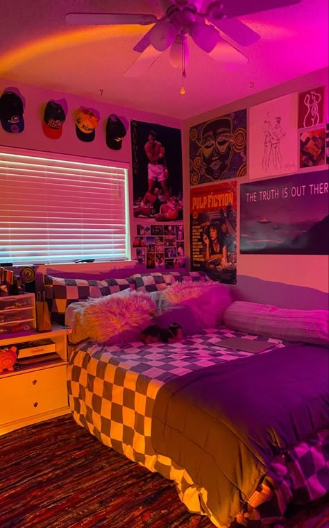 Retro Rooms 80s, Dark 80s Aesthetic Room, Sunset Lamp Room Ideas, Sunset Lamp Room Decor, Retro Room Inspo 80s, 80s Aesthetic Bedroom Ideas, Checkered Bedroom Aesthetic, Retro Room Ideas Aesthetic, Sunset Dorm Room Ideas