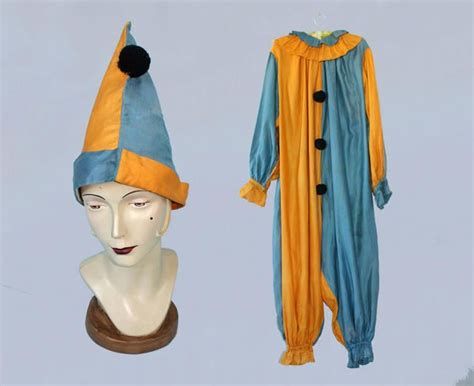 traditional clown costume 1920s - Ecosia - Images Halloween 1981, Clown Jester, Early Halloween, Clown Halloween Costumes, Antique Halloween, Circus Costume, Two Piece Jumpsuit, Clown Costume, Cotton Jumpsuit