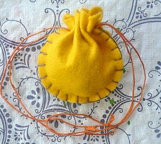 Waldorf Kids, Childrens Tent, Treasure Bag, Spring Fair, Waldorf Crafts, Fall Arts And Crafts, Felt Pouch, Bag Tutorial, Sewing Projects For Kids