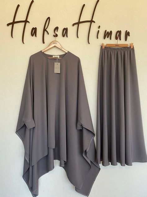 Muslimah Fashion Outfits Simple, Islamic Clothing Abayas, Projek Menjahit, Moslem Fashion, Hijab Fashionista, Walking Out, Womens Trendy Dresses, Pattern Dress Women, Mode Abaya