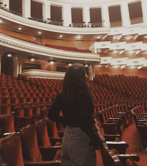 Gcse Drama Aesthetic, Broadway Performer Aesthetic, Acting Lessons Aesthetic, Actress Aesthetic Life Theatre, Aesthetic Theatre Pictures, Theater Girl Aesthetic, Actress Aesthetic Theatre, Theatre Academia, Theater Director