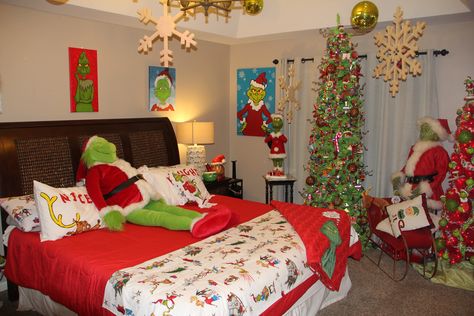 Grinch Room Grinch Bedroom, Grinch Home Decor, Grinch Room, Christmas Kids Room, Collins Design, Grinch Decorations, Grinch Christmas Party, Whoville Christmas, Grinch Christmas Tree