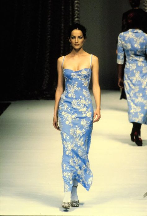 The Never-Ending Appeal of the ’90s Slip Dress | Vogue Popular Dress, 90s Slip Dress, 90s Runway Fashion, Vogue Dress, Dolce Gabbana Dress, Runway Dresses, 90s Dress, Inspiration Mode, The 90s