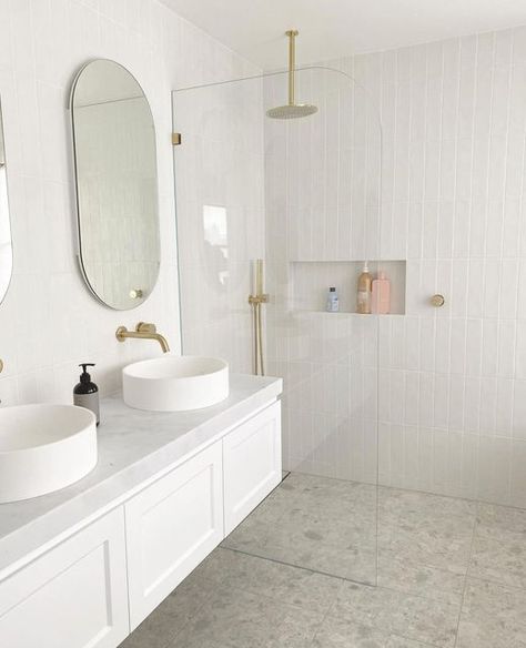 TileCloud on Instagram: "Loving this bathroom using our Stirling White Terrazzo Look Tile and Newport Matt Subway White Tile 🙌🏻👌🏻 Project by @chrishayterbuildingsolutions and @catcossettini 😍" Drømme Bad, Terrazzo Bathroom, Manufactured Home Remodel, Subway Tiles Bathroom, White Terrazzo, Bathroom Design Luxury, Bathroom Renos, Manufactured Home, Laundry In Bathroom