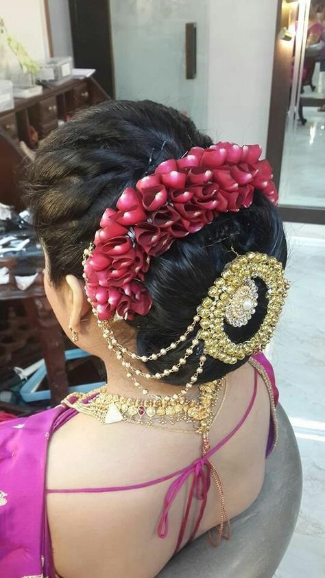 Lovley bridal bun hairstyle with flowers " Ambada Hairstyle, Hairstyles For Indian Wedding, Bridal Hair Decorations, Bridal Hairstyle Indian Wedding, Marathi Bride, Saree Hairstyles, Bridal Hair Buns, Indian Wedding Hairstyles, Indian Bridal Hairstyles