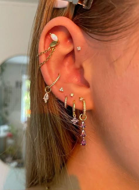 Stacked Ear Piercings, Lobe Piercing Ideas, Stacked Lobes, Stacked Lobe Piercing, Flat Ear Piercing, Front Helix Piercing, Ear Piercing Placement, Gold Ear Stack, Gold Earring Stack