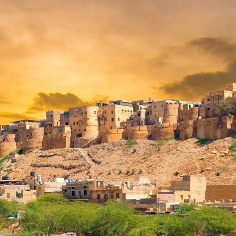 The majestic Jaisalmer Fort marks the horizon of the Golden city and is a popular tourist destination. Check out this panoramic view of this colossal structure that stands for Rajasthan’s rich history. Plan a visit soon to see it in real. . #PanoramicRajasthan . 📍 जैसलमेर . #rajasthantourism #rajasthan #IncredibleIndia #IncredibleRajasthan . #Travel #TravelGram #Traveling #TravelBlogger #Traveler #TravelLife #TravelDiaries #LovetoTravel #Travelmore #Travelbug #Ex Jaipur Trip, Jaisalmer Fort, Golden City, Travel Pictures Poses, Jaisalmer, Historical Places, Pictures Poses, Panoramic View, Historical Place