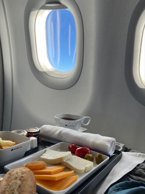 #planeaesthetic #planefood #travel #plane #breakfast Airplane Breakfast, Airport Breakfast, Airplane Snacks, Airport Food, Airplane Food, Travel Instagram Ideas, Plane Food, Travel Plane, Airport Outfits