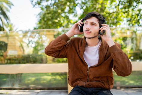 Man Listening To Music, Listening To Music With Headphones, Music With Headphones, Headphones Drawing, Urban Concept, Wearing Headphone, Listening Music, Photo Pattern, Music Headphones