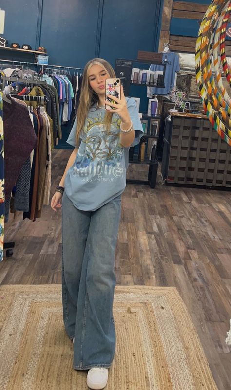 wide leg jeans blue sublime shirt outfit Widelegjeans Outfit Aesthetic, Sublime Outfit Ideas, Wide Leg Jeans Hippie, Sublime T Shirt Outfit, Sublime Aesthetic Outfit, Sublime Shirt Outfit, Hippie Skater Style, Sublime Outfit, Hippie School Outfits