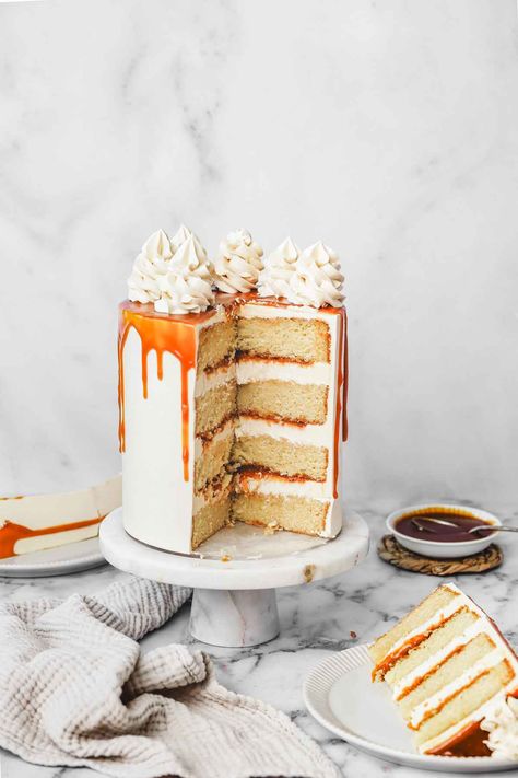 Salted Caramel Cake with Salted Caramel Buttercream White Chocolate And Caramel Cake, Salt Caramel Cake, Salted Caramel Cake Recipe, Salted Caramel Filling, Carmel Cake, Caramel Waffles, Cheesecake Caramel, Salted Caramel Buttercream, Rotating Cake Stand