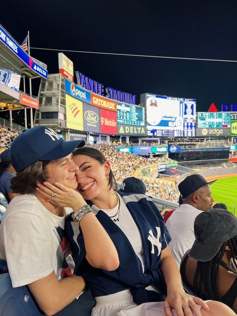 Baseball Game Pictures Instagram Couple, Dodger Game Couple, Baseball Game Outfit Tshirt, Family Baseball Game, Stadium Couple Pictures, Couple Game Day Pictures, Baseball Date Night, Baseball Game Aesthetic Couple, Baseball Game Insta Pics