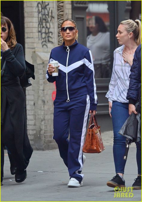 Celebrity Interview Outfits, Tracksuit Outfit Women Street Styles, City With Friends, Tracksuit Outfit Women, Jennifer Lopez Outfits, J Lo Fashion, Track Suits Women, Interview Outfits, Sports Wear Fashion