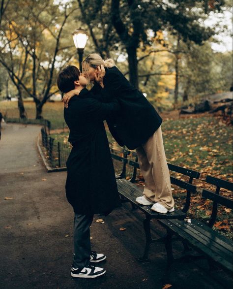 Love Story Photoshoot, Lovestory City, Couple Street Photography, Autumn Couple Photoshoot, Nyc Photoshoot Ideas, City Couples Photography, Couples City, Fall Couple Pictures, Engagement Photos Nyc