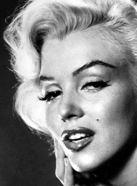 Just Marilybn  Via: Beauty's Savage Marilyn Monroe Photography, Marilyn Monroe Artwork, Marilyn Monroe Portrait, Marilyn Monroe Fashion, Marilyn Monroe Art, Marilyn Monroe Photos, Norma Jean, Norma Jeane, Julia Roberts