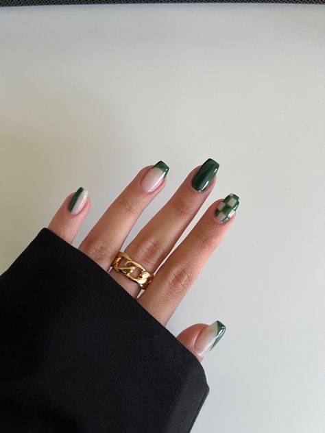 Dark Green Checkered Nails, Dark Green And Light Green Nails, Green And Black Checkered Nails, Gel Nail Designs Checkered, Emerald Green And Brown Nails, Green Checkerboard Nails, Emerald Green Nails Ideas, Tan And Green Nails, Diy Easy Nail Art