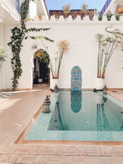 Moroccan Exterior, Moroccan Pool, Spanish Pool, Ideas De Piscina, Mediterranean Pool, Spanish Courtyard, Minimalism Design, Indoor Swimming Pool, Pool Landscape Design