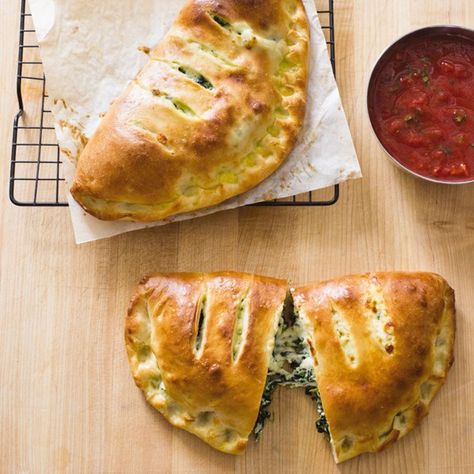 Spinach-ricotta calzones Calzone Recipe Ricotta, Riccota Cheese Recipes, Spinach Calzone Recipe, Calzone Recipes, Cheese Calzone, Bread Cookbook, Italian Meals, Calzone Recipe, Spinach Ricotta