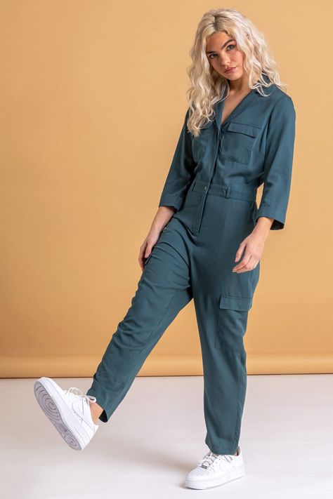 How to coverall and show it off all at once! This utility-inspired jumpsuit is cool and versatile for every season. #dusk #duskfashion #springjumpsuit #springlooks #utilitywear #utilitylooks #easyoutfits #easylooks Boilersuit Outfit, Utility Jumpsuit Outfit, Womens Jumpsuit Outfits, Winter Jumpsuit Outfit, Green Jumpsuit Outfit, Jumpsuit Outfit Winter, Jumpsuit Outfit Casual, Work Jumpsuit, Jumpsuit Costume