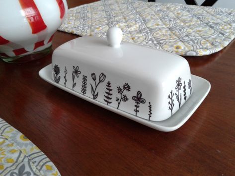 Hand drawn permanent marker porcelain butter dish. $4.99 for the dish at Wal-Mart! Love this little project and was ecstatic it turned out just as I had pictured in my head Pottery Painting Ideas Butter Dish, Ceramic Butter Dish Painting Ideas, Butter Dish Painting Ideas, Hand Painted Butter Dish, Pottery Painting Butter Dish, Butter Dish Pottery Painting, Clay Cafe, Diy Pottery Painting, Color Me Mine