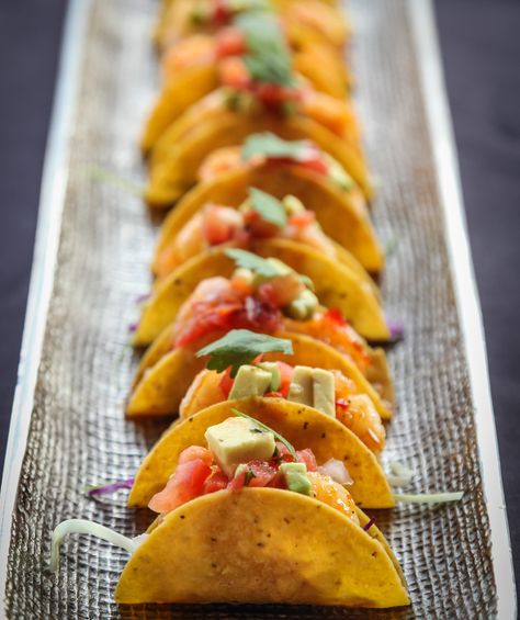 Mini Tacos Wedding, Ideas Cenas, Salty Bar, Gastronomic Food, Quiche Recipes Easy, Mini Tacos, Wedding Appetizers, Dessert Table Decor, Soft Tacos