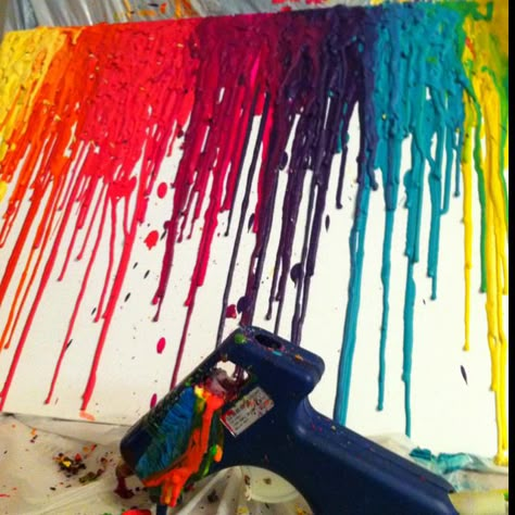 Run crayons through a hot glue gun onto canvas.  Instant awesome. Oh man this is SO cool cannot wait till I have a chance to do this!!!!. Melted Crayon Canvas, Crayon Canvas, Wal Art, Crayon Art, Melting Crayons, Canvas Projects, Crafty Craft, Glue Gun, Diy For Teens